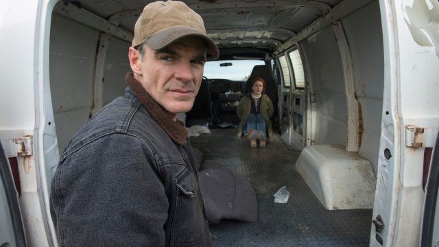 Michael Kelly as Doug Stamper and Rachel Brosnahan as Rachel Posner in of Netflix's House of Cards.