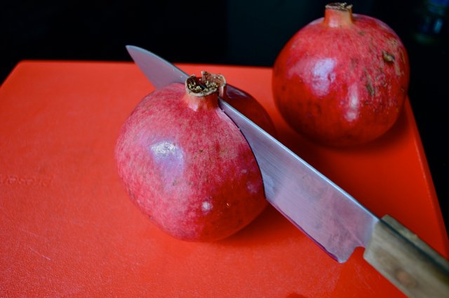 pomegranate-cutting-2