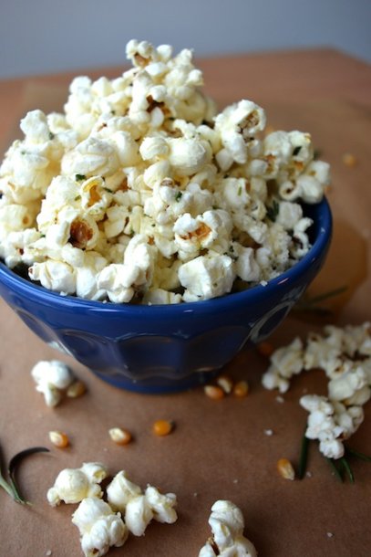 single-serve-recipe-rosemary-parmesan-popcorn