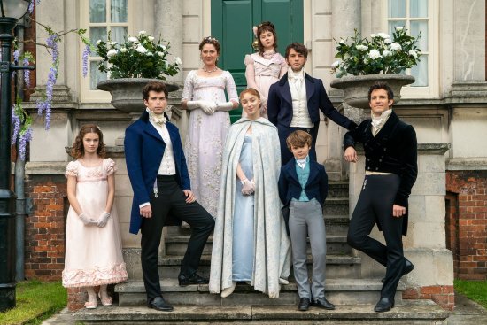 BRIDGERTON (L to R) FLORENCE HUNT as HYACINTH BRIDGERTON, LUKE NEWTON as COLIN BRIDGERTON, RUTH GEMMELL as LADY VIOLET BRIDGERTON, PHOEBE DYNEVOR as DAPHNE BRIDGERTON, CLAUDIA JESSIE as ELOISE BRIDGERTON, JONATHAN BAILEY as ANTHONY BRIDGERTON, WILL TILSTON as GREGORY BRIDGERTON and LUKE THOMPSON as BENEDICT BRIDGERTON in episode 105 of BRIDGERTON Cr. LIAM DANIEL/NETFLIX © 2020